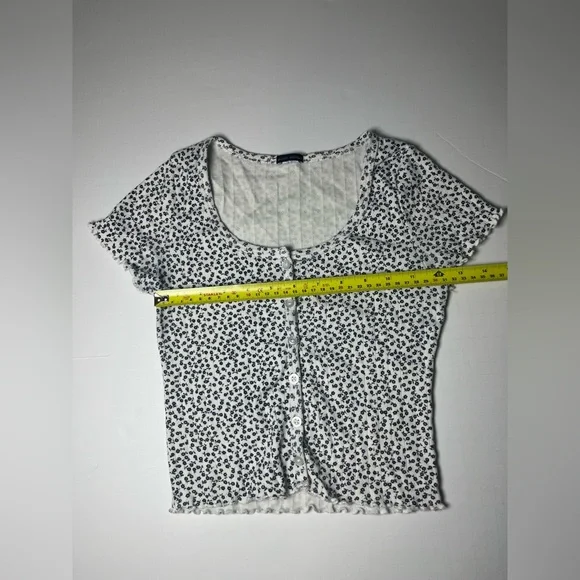 Brandy Melville White Navy Floral Print Ribbed Button Up Crop Top Short Sleeve - Picture 3 of 6